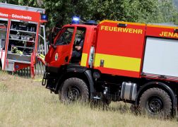 Brand In Jena Baum Knallt In Stromleitung Und Entfacht Feuer  000016