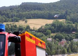 Brand In Jena Baum Knallt In Stromleitung Und Entfacht Feuer  00008