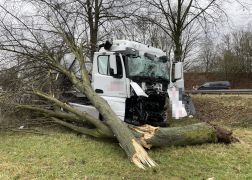 Schwerer LKW Unfall 10012022 000013