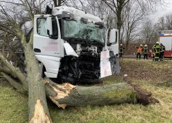 Schwerer LKW Unfall 10012022 00003