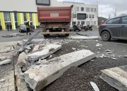 Schock In Jena Lkw Kracht In Schulhof 02022022 0012