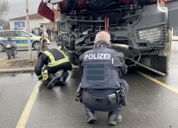 Schock In Jena Lkw Kracht In Schulhof 02022022 0013