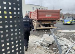 Schock In Jena Lkw Kracht In Schulhof 02022022 0019