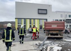 Schock In Jena Lkw Kracht In Schulhof 02022022 009