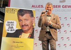 Semino Rossi Sang Mit Seinen Fans In Jena JN 001