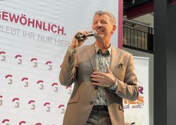 Semino Rossi Sang Mit Seinen Fans In Jena JN 002