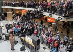Semino Rossi Sang Mit Seinen Fans In Jena JN 008