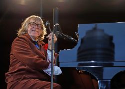 Jena Lachte Mit Katzenklo Saenger Helge Schneider 0000