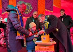 37 Jaehrige Gewinnt Auto Bei Tombola In Jena 12