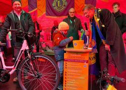 37 Jaehrige Gewinnt Auto Bei Tombola In Jena 16