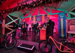 37 Jaehrige Gewinnt Auto Bei Tombola In Jena 17