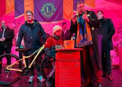 37 Jaehrige Gewinnt Auto Bei Tombola In Jena 18