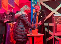 37 Jaehrige Gewinnt Auto Bei Tombola In Jena 19
