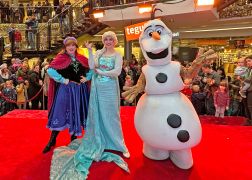 Eiskoenigin Zu Besuch In Jena 00