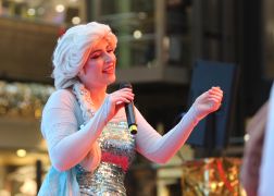 Eiskoenigin Zu Besuch In Jena 35