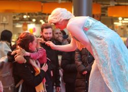 Eiskoenigin Zu Besuch In Jena 37