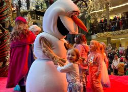 Eiskoenigin Zu Besuch In Jena 40