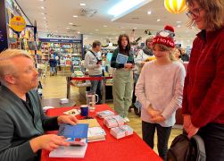 TV Star Ross Antony Mit Weihnachts Backbuch In Jena 10