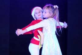 Taenzerische Weihnachtsrevue Begeisterte In Jena 01