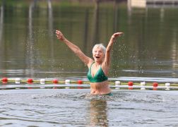 Anbaden Bei 13 Grad Freibadsaison In Jena Eroeffnet 08