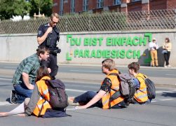 Klima Kleber Blockieren Kreuzung In Jena 00