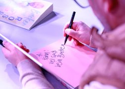 Ross Antony In Jena Schlange Stehen Fuer Seine Backbuecher 03