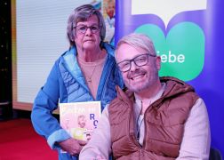 Ross Antony In Jena Schlange Stehen Fuer Seine Backbuecher 06