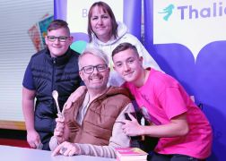 Ross Antony In Jena Schlange Stehen Fuer Seine Backbuecher 07