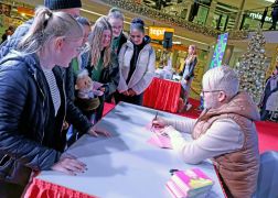 Ross Antony In Jena Schlange Stehen Fuer Seine Backbuecher 10