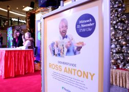 Ross Antony In Jena Schlange Stehen Fuer Seine Backbuecher 15