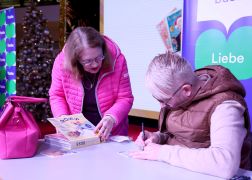 Ross Antony In Jena Schlange Stehen Fuer Seine Backbuecher 16