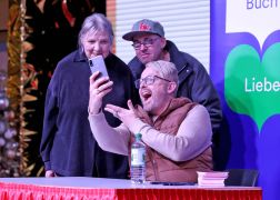 Ross Antony In Jena Schlange Stehen Fuer Seine Backbuecher 18