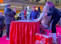 Ross Antony In Jena Schlange Stehen Fuer Seine Backbuecher 20