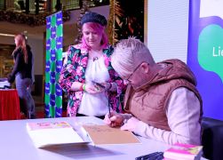 Ross Antony In Jena Schlange Stehen Fuer Seine Backbuecher 22