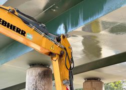 LKW Mit Bagger Rammt Bruecke In Jena 2