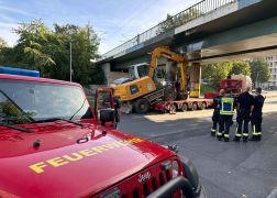 LKW Mit Bagger Rammt Bruecke In Jena 3