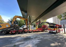 LKW Mit Bagger Rammt Bruecke In Jena 4