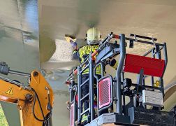 LKW Mit Bagger Rammt Bruecke In Jena 5