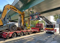 LKW Mit Bagger Rammt Bruecke In Jena 6