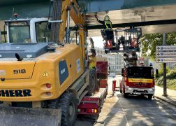 LKW Mit Bagger Rammt Bruecke In Jena 7