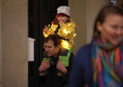 Familien Zogen Mit Laternen Durch Jena 23