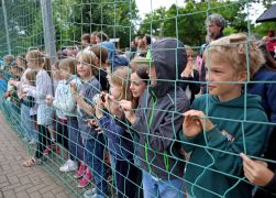 Besondere Freude Heine Schule In Jena Weiht Neuen Bolzplatz Ein 12