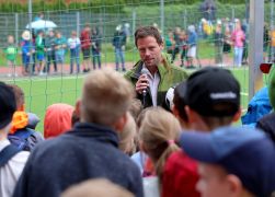 Besondere Freude Heine Schule In Jena Weiht Neuen Bolzplatz Ein 13