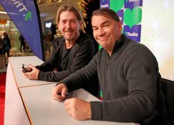 Elsterglanz In Jena Schlange Stehen Fuer Kult Kalender 01