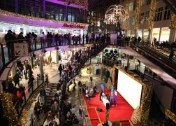 Elsterglanz In Jena Schlange Stehen Fuer Kult Kalender 02