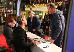 Elsterglanz In Jena Schlange Stehen Fuer Kult Kalender 05