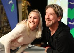 Elsterglanz In Jena Schlange Stehen Fuer Kult Kalender 06