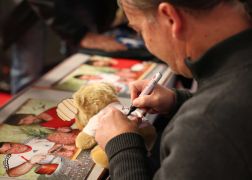 Elsterglanz In Jena Schlange Stehen Fuer Kult Kalender 07