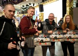 Elsterglanz In Jena Schlange Stehen Fuer Kult Kalender 09