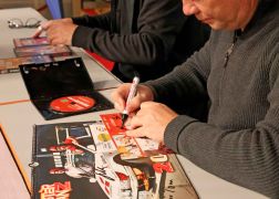 Elsterglanz In Jena Schlange Stehen Fuer Kult Kalender 12